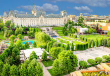 Creațiile a peste 30 de designeri români pot fi admirate pe catwalk-ul din parcul Palas, la Romanian Fashion Week