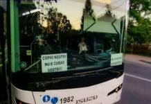 Afișe antivaccinare lipite de un șofer pe parbrizul unui autobuz al Companiei de Transport Public din Iași