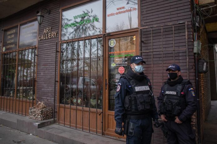 politisti galerie de arta perchezitii