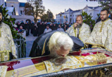 Mii de pelerini au participat la procesiunea Calea Sfinților. Racla cu moaştele Sfintei Cuvioase Parascheva a fost purtată pe străzile din centrul orașului