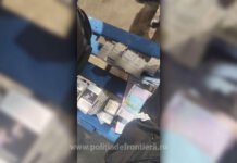 Valută și țigări de contrabandă, nedeclarate și ascunse pe corp și în șosete, descoperite și confiscate la frontieră