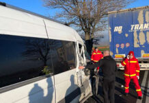 Accident la Paşcani între un microbuz cu numere de Republica Moldova şi un autotren